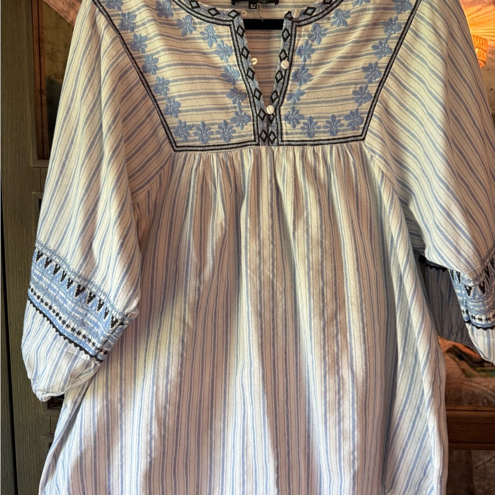 ANDREE BY UNIT Blue and White Embroidered Blouse